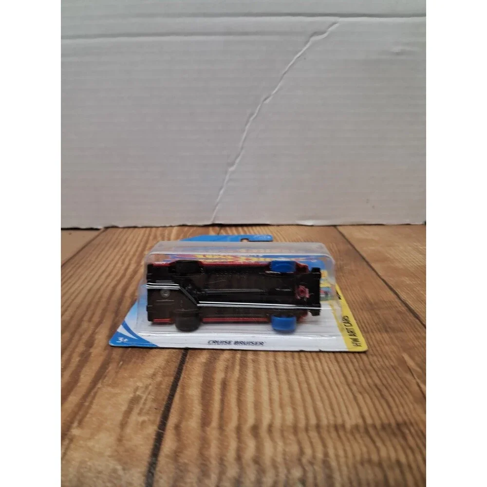 2017 Hot Wheels Art Cars - Cruise Bruiser 66/250Model (GHC14)